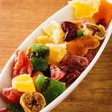 苺・キウイ・林檎・マンゴー・いちじく・クランベリーのドライフルーツを盛り合わせた「6種類のドライフルーツ盛り合わせ」