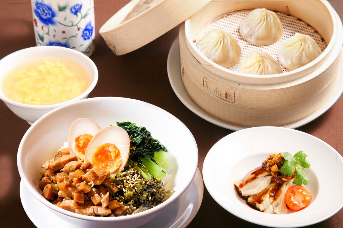 テーブルに並んだルーローハンと小籠包