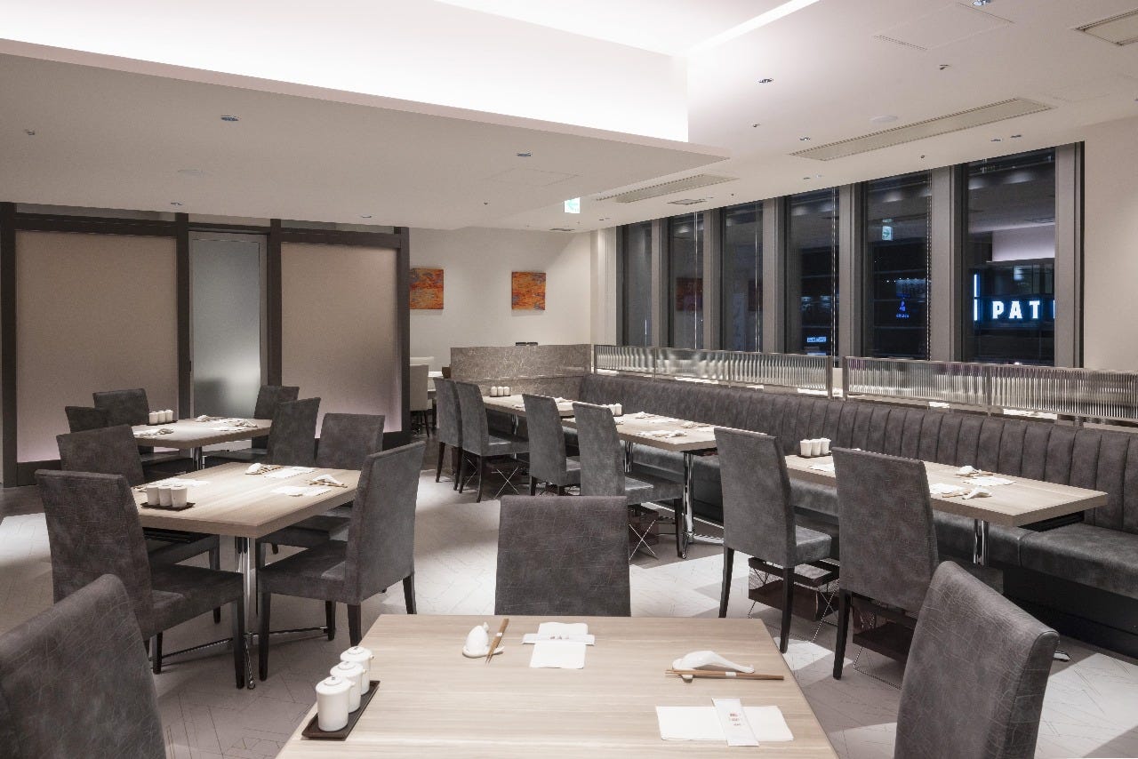 淡いグレーを基調とした店内