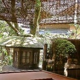 創業以来の日本庭園を見ながら
旬の美味をお楽しみ下さい