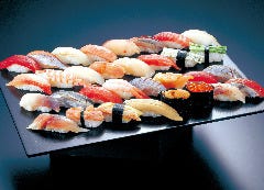 鮮魚問屋直営ならではの 本格江戸前鮨をお楽しみください。