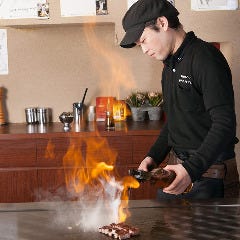 シックなカウンター席でステーキを