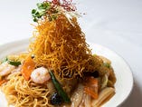 ツルツルの広東麺とバリバリの揚げ麺がコラボした香港食卓特製のバリ旨焼きそばです♪