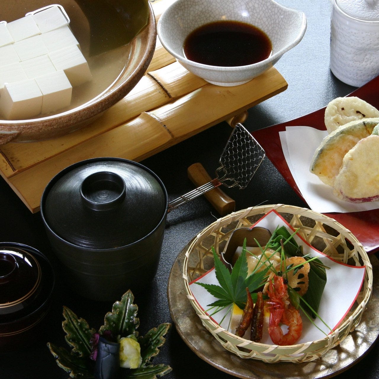 南禅寺名物　湯豆腐と季節の八寸。