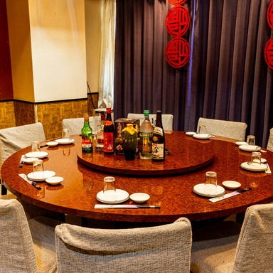 本格中華食べ飲み放題税込4380円 王府家宴 大森駅前店_2階/明るい店内を格子状のふすまで仕切る半個室テーブル席(10~15名様)