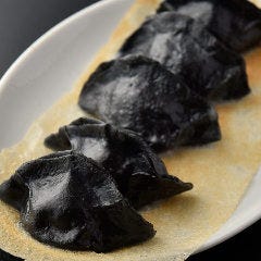 インパクト大のオリジナル餃子は水餃子と焼き餃子をご用意