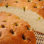 【おかわり無料！】自家製手作りパン "フォカッチャ＆チャバッタ”