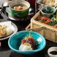 手かごコース 全7品｜季節の彩りを詰め込んだ手かごに、お造り・お吸い物・天ぷら・蒸し物を添えました