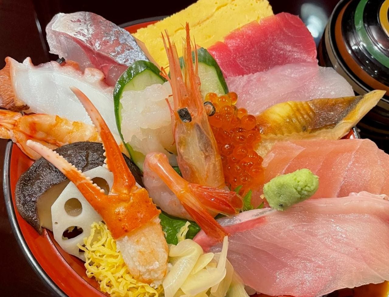 金沢寿し駒 兼六園店の「特選海鮮丼」が盛られている