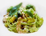 有機または特栽のバジルで作る香ばしいジェノベーゼスパゲッティ