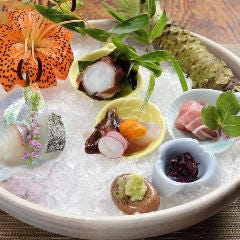 草津漁港で仕入れた鮮魚は、お造りや焼き物でご提供します