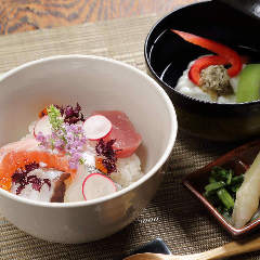 〆に最適な丼物メニューも多数ご用意。おすすめは『海鮮丼』です