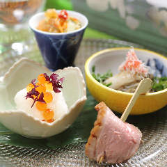 食器にも季節感をプラス。清涼感ある盛り付けは食欲をそそります