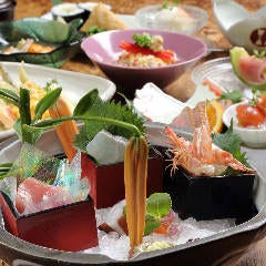 料理9品が味わえるコースは全3種類ご用意。宴会や記念日にも◎
