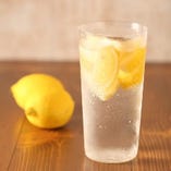 「最強レモンサワー」は2杯目以降「ナカ！」と注文して頂ければ、同じグラスでお安くお代わりが出来ます！氷が入っていない代わりに広島県の高級レモン、「瀬戸田レモン」を凍らせておりますので、飲み進めていくとレモン果汁が濃くなり、味の変化を楽しんで頂けます！！