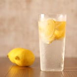 東京小岩の「素揚げや」さん直伝の元祖凍結レモンサワー、その名も「最強レモンサワー」サワー独特の酒っぽさが感じられず、何杯でもグイグイ飲めちゃう最強のサワーです！！