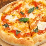 ピザの王道「マルゲリータ」当店のピザはどれも生地が柔らかいと好評です！マルゲリータは甘めのトマトソースを使っているので万人ウケの味に仕上がっており、安心して頼んでいただけます！