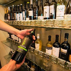 店内に所狭しと並ぶワインは約300種！新しい出会いがあるかも♪