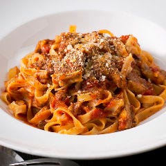じっくり煮込んだ牛バラ肉のラグーパスタ