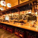 ◆提灯が灯り屋台を再現した活気溢れる店内で博多グルメを満喫