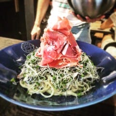 まさか生ハムが乗せ放題！生ハムとスプラウトのクリームパスタ