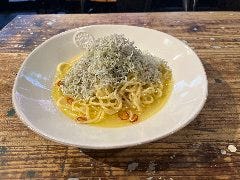 なんとシラスは乗せ放題！釜揚げシラスのペペロンチーノ