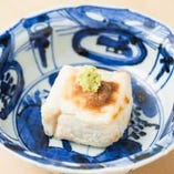 表面はカリッと中は白子のような食感の名物「焼胡麻豆腐」。