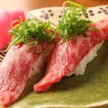 6）名物！黒毛和牛の肉寿司～タタキ生姜と炙り醤油～