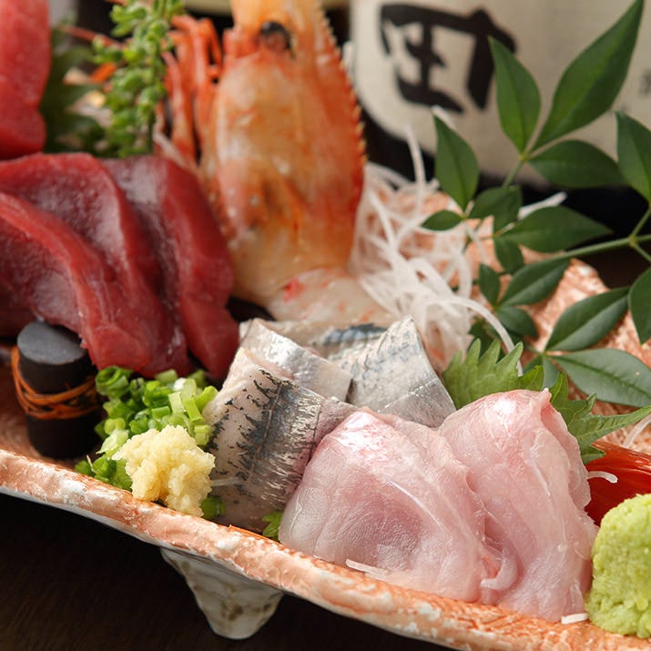 新鮮な魚介を使った丼。白飯・寿司飯をお選びいただけます。