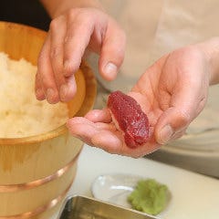 コースのシメには、寿司をどうぞ。店主が心をこめて握ります。
