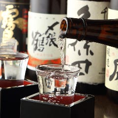 プレミアム銘柄から料理に寄り添う地酒まで、種類豊富な日本酒。