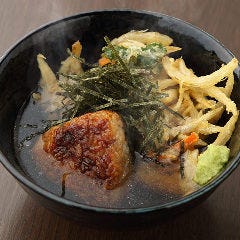 「焼きおにぎり天茶漬け」は、だしの味が決め手。お酒のシメに。