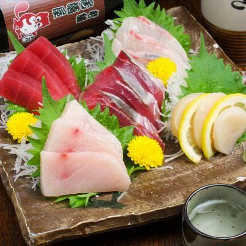 お刺身がブラウンのお皿にのっている様子