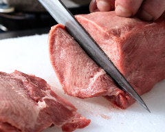 チルドタンを毎日手切り。サクッと最高の食感♪