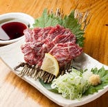 熊本産馬刺しは馬刺し専用の九州醤油でお召し上がり下さい。