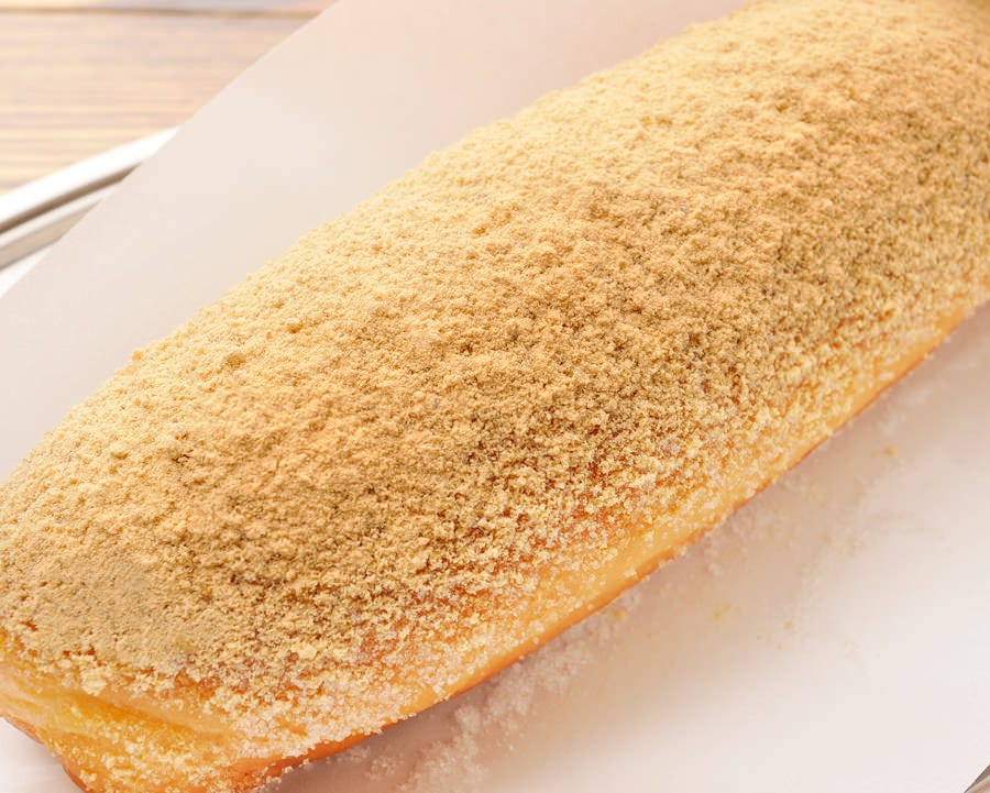 白い紙皿にのった新宿 駄菓子バーのあげぱんきなこ味