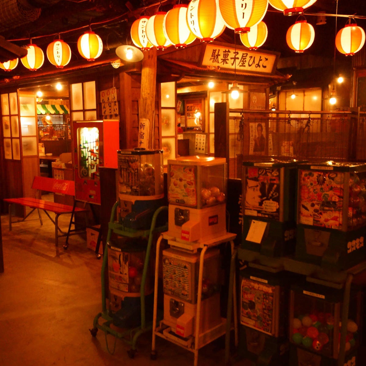 新宿 駄菓子バーの内観