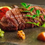 神戸ビーフのメインは、ボリューム満点のミスジステーキや、料理人の腕が光る鉄板ステーキなど