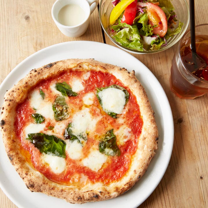 サラダやドリンクがついたピッツァランチ