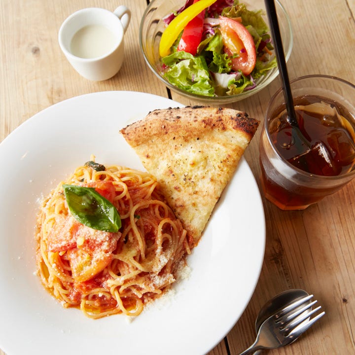 パスタやサラダが並んだパスタランチ