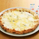 4種のチーズのピッツァ　-QUATTRO FORMAGGI-
～イタリア産BIOのハチミツ付～