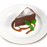イタリアの伝統的なチョコレートとアーモンドのケーキのトルタカプレーゼ