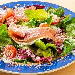 生ハムとチーズのグリーンサラダ