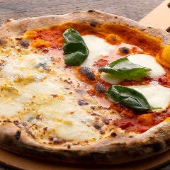 ハーフ&ハーフ（クワトロフォルマッジ・マルゲリータ）