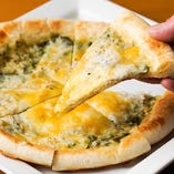 チーズのコクとしらすの塩味、青のりの風味がたまらない絶品ピザ