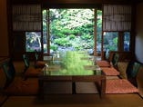 お座敷個室。要予約です。日本百名庭にも数えられた庭園を眺めながらお食事が堪能できます。