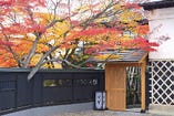 吉亭南門と黒板塀。米沢市景観賞受賞デザイン。