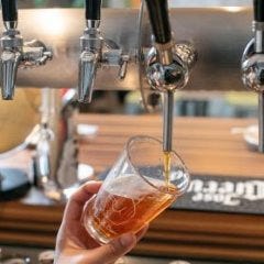 ビールの種類に合わせて調整しながら1杯ずつ丁寧に注ぎます