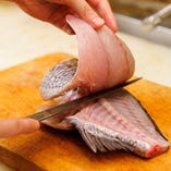 【鮮度抜群の鮮魚】

その日届いたお魚を手早く捌いていきます。丁寧に下処理、より美味しい状態でお客様のテーブルに届くように温度管理、鮮度管理を徹底しています！