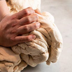 美味しいピッツァを作るには、何といっても生地作りが大切